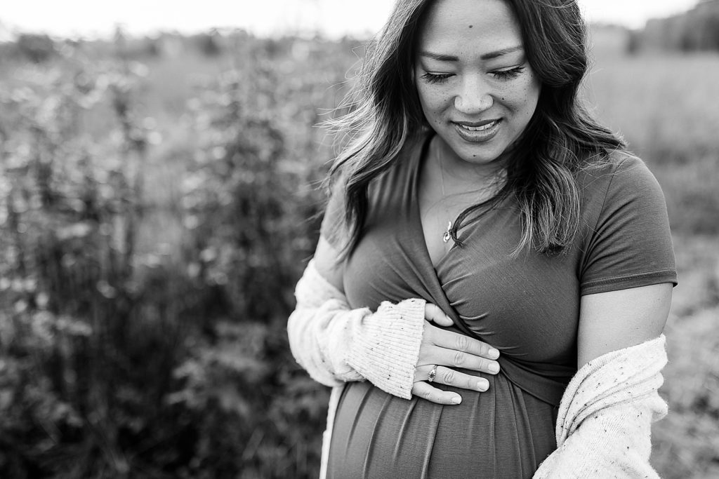 Black and white Maternity photos in Oregon by Amanda Meg Photography