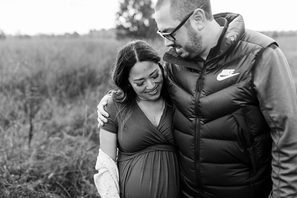 Black and White maternity photos in Oregon by Amanda Meg Photography