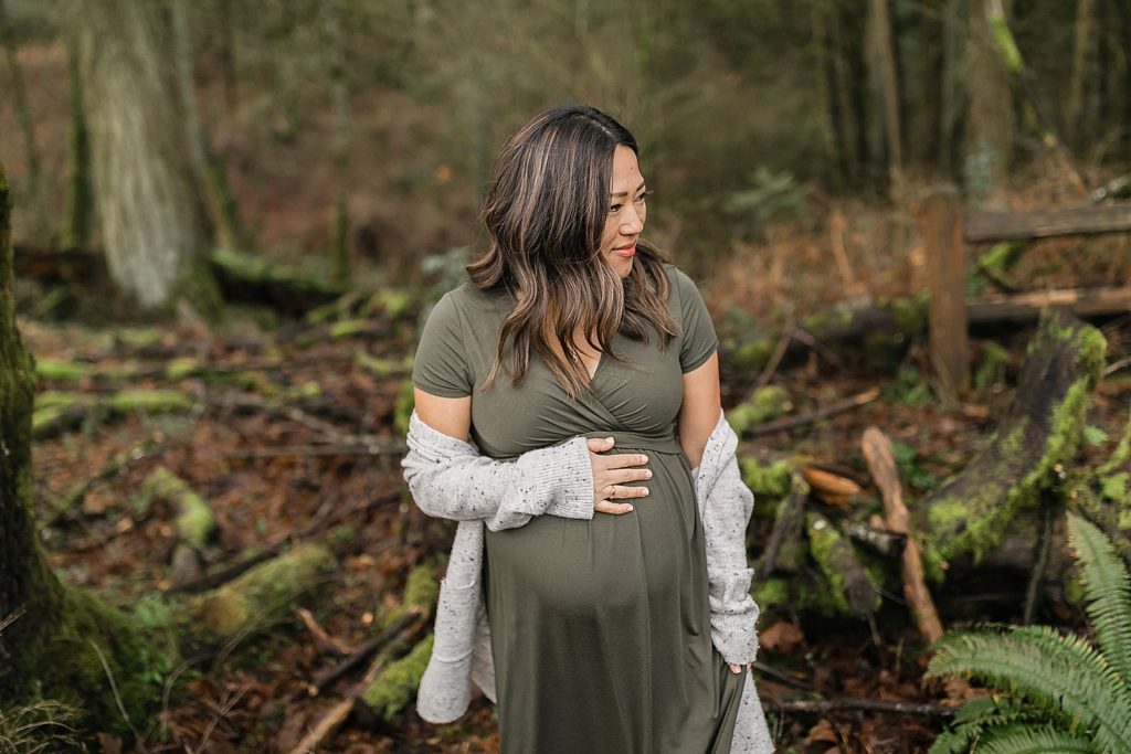 Maternity photos in Graham Oaks Nature Park in Oregon by Amanda Meg Photography