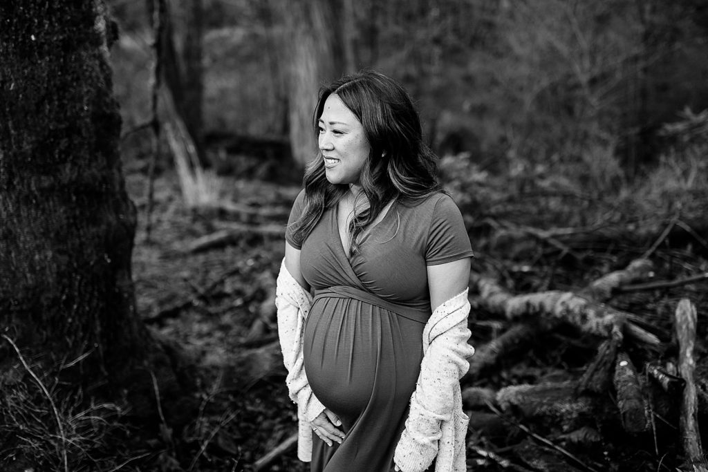 Black and White maternity photos in Graham Oaks Nature Park in Oregon by Amanda Meg Photography
